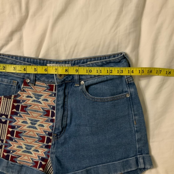 Bullhead 5 High Rise Aztec embroidered denim Mom Shorts - Picture 9 of 10